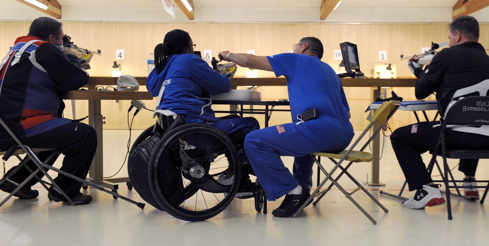 Istruttore e tiratrice paralimpica