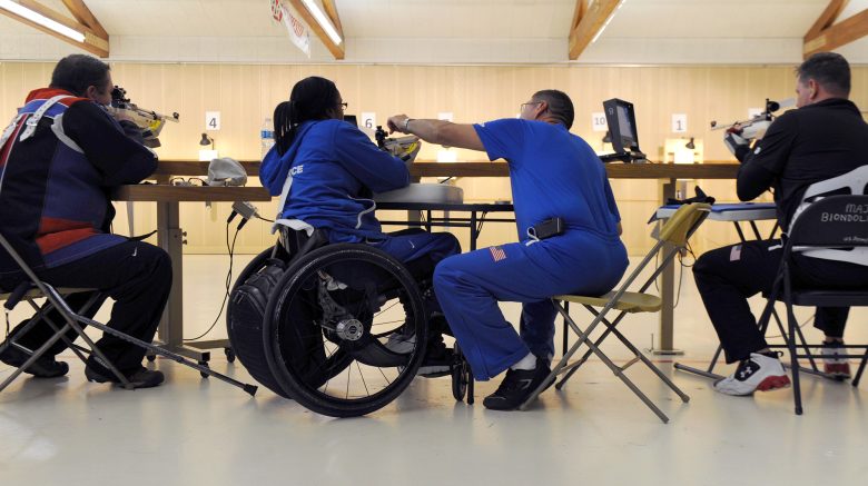 Istruttore e tiratrice paralimpica